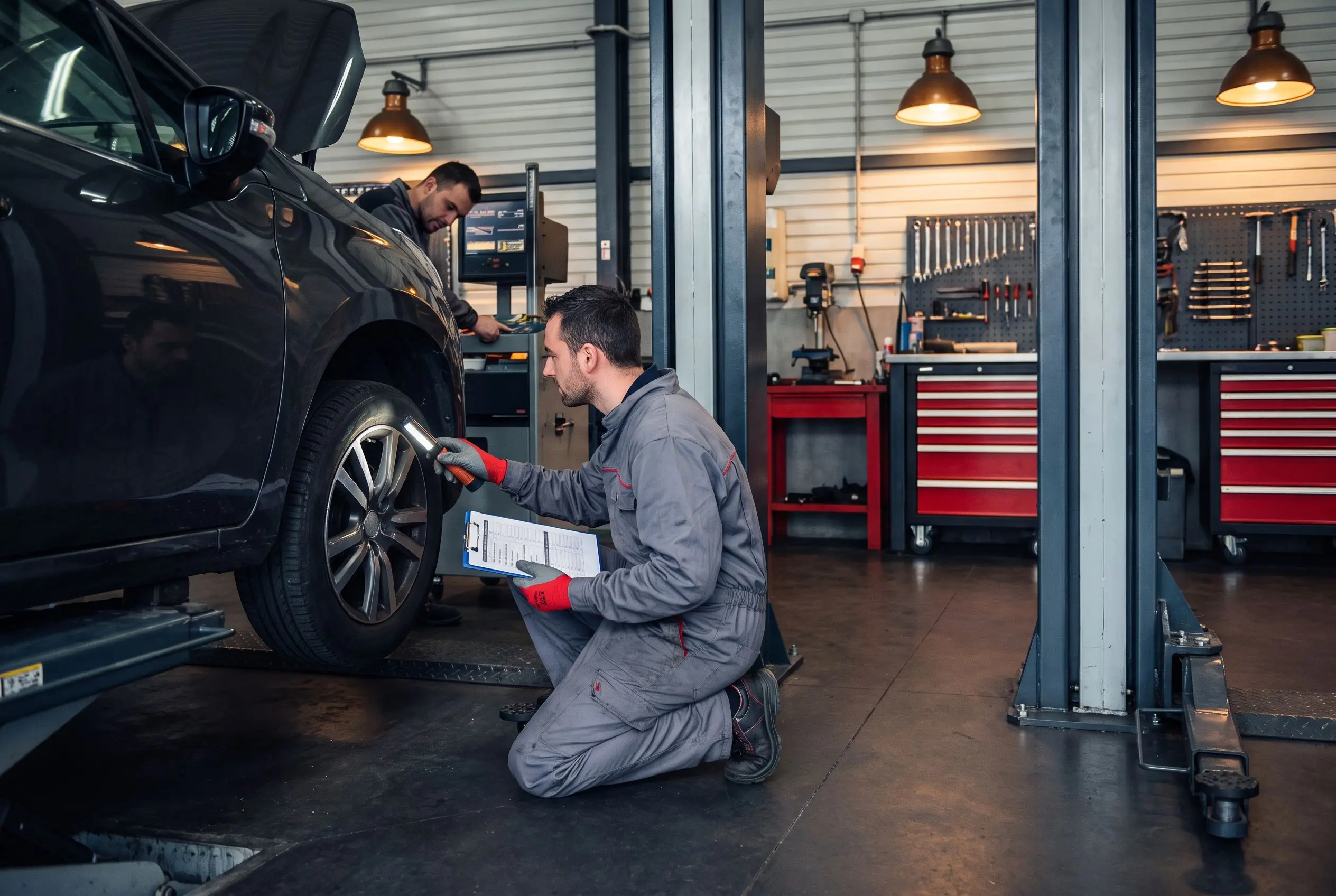 Inspection méthodique d'un véhicule avant contrôle technique, au Garage Delaunay à Caen